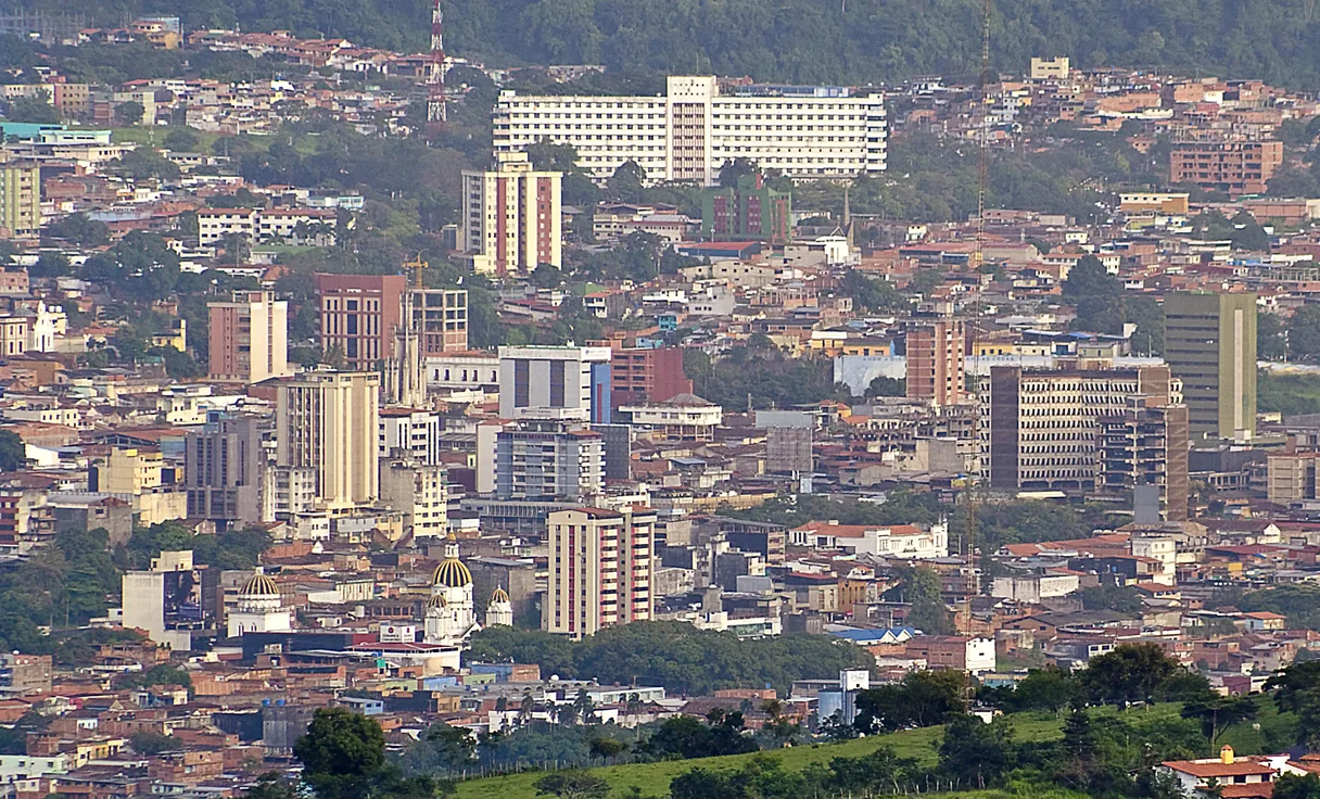 El centro de San Cristóbal con sus edificios y el cerro detrás