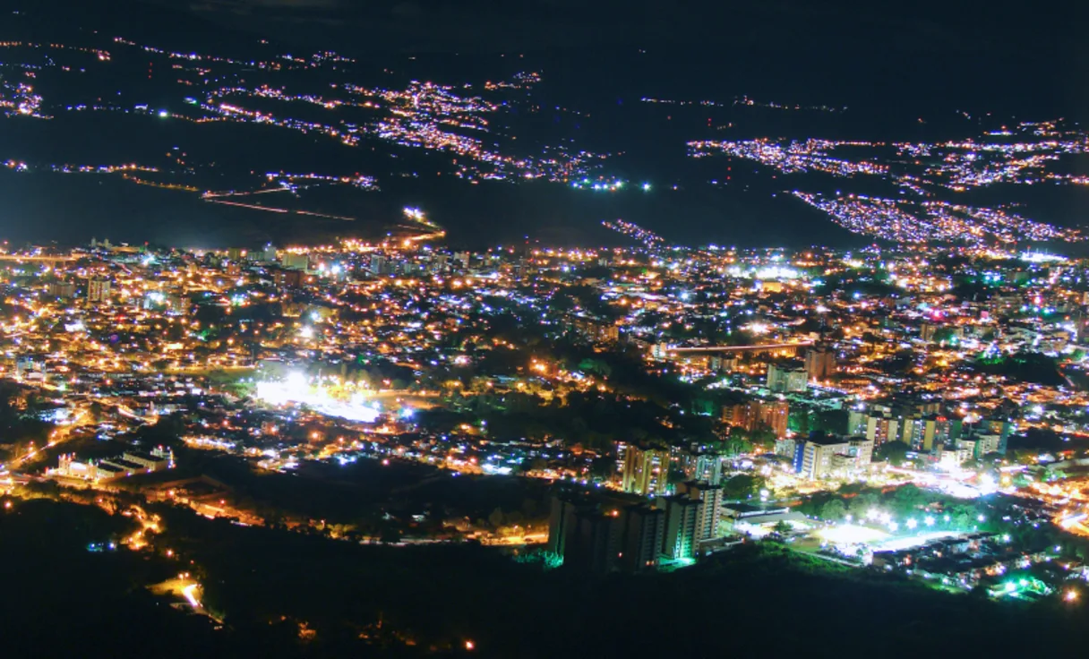 Las luces de San Cristóbal de noche